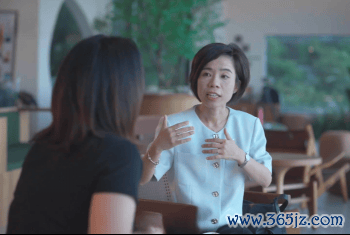 图：苏寒宵为客户先容中国东谈主寿保障产物