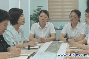 图：苏寒宵与奇迹伙伴在一齐磋议职业